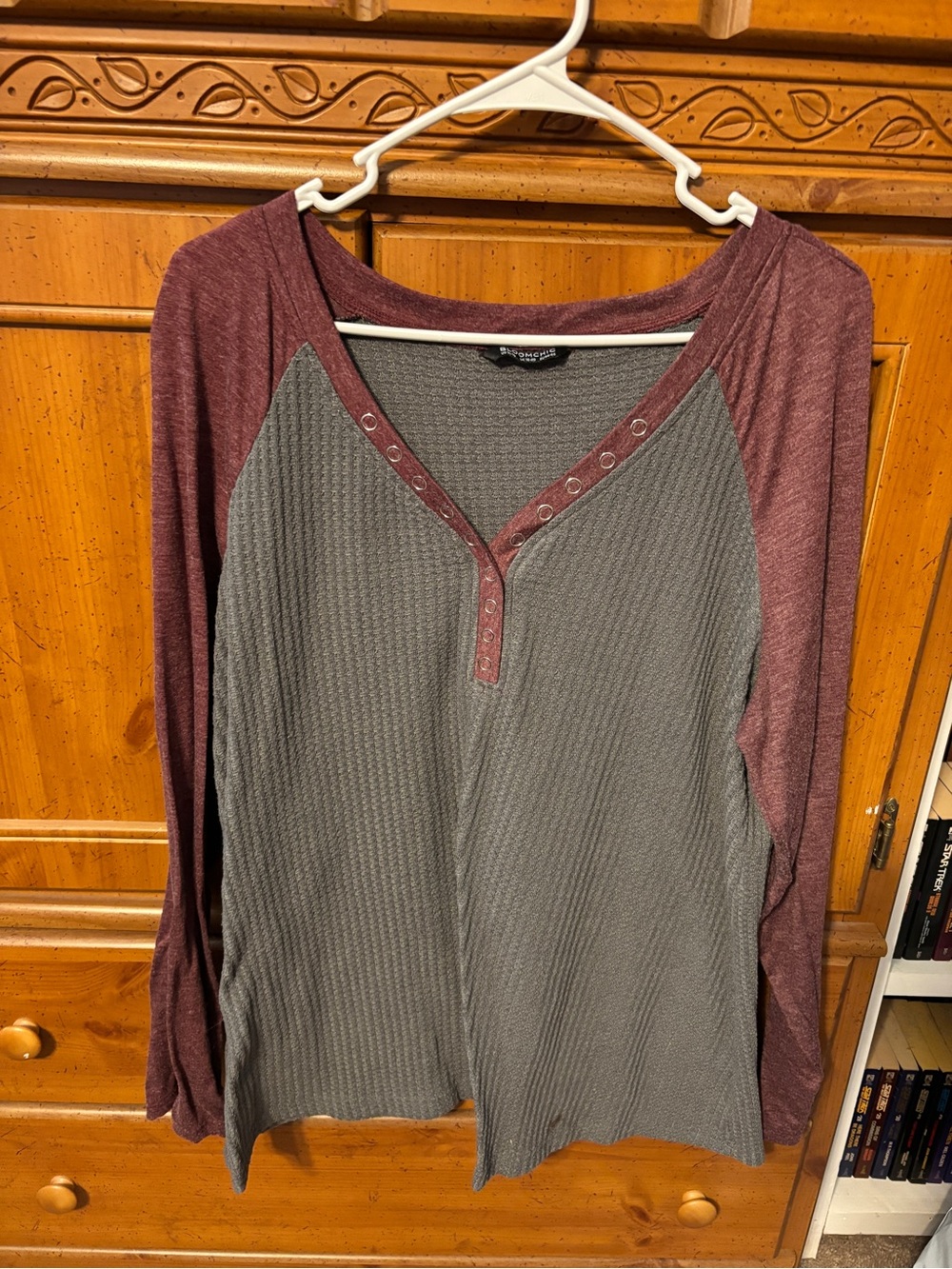 BloomChic Women’s waffle Knit, Raglan Sleeve Long Sleeve Tee - Gray and Burgundy